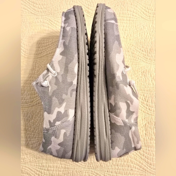 NWT Hey Dude Men's Gray Camo Wally Slip On Shoes - Picture 4 of 10
